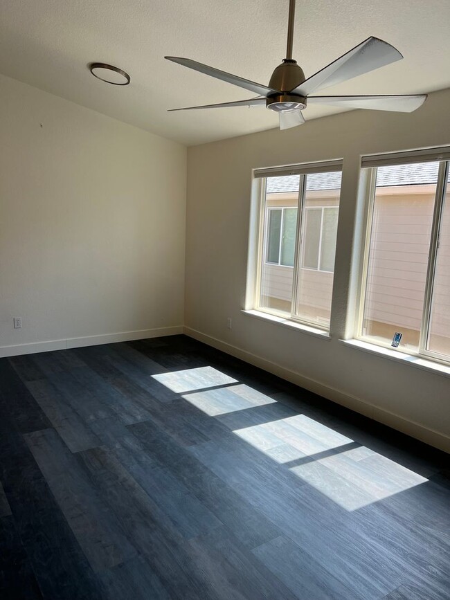 Building Photo - 437 Harris Ln