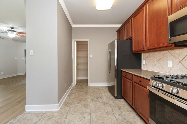 Building Photo - 16021 Summerville Lake Dr
