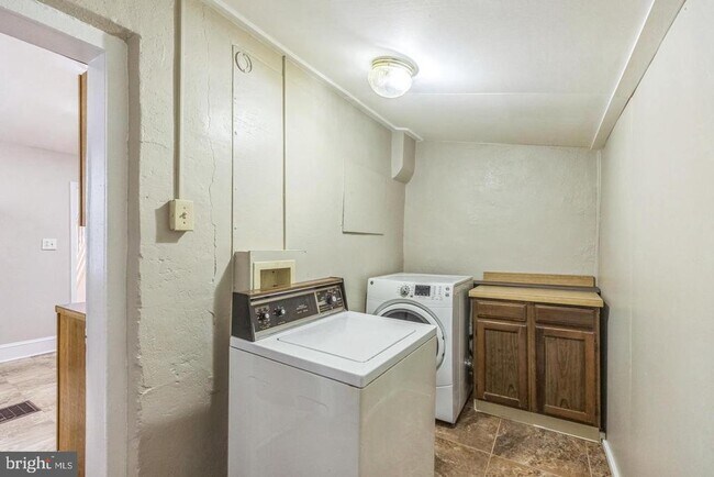 Building Photo - 1528 S 29th St