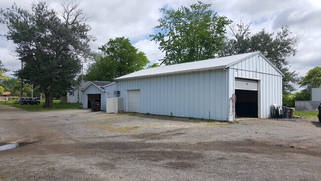 Building Photo - 21 E Romeo Rd