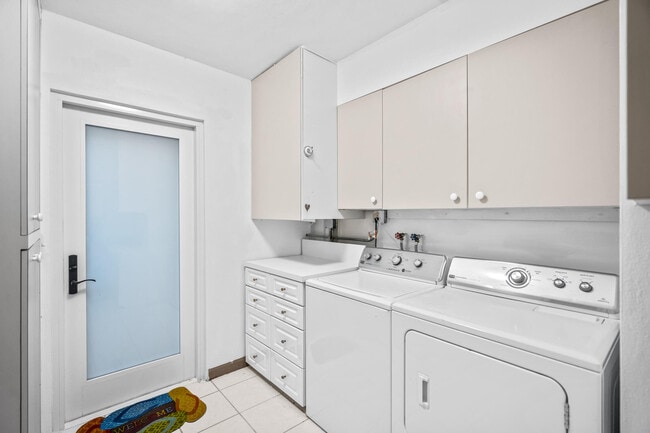 Building Photo - 844 East Dr