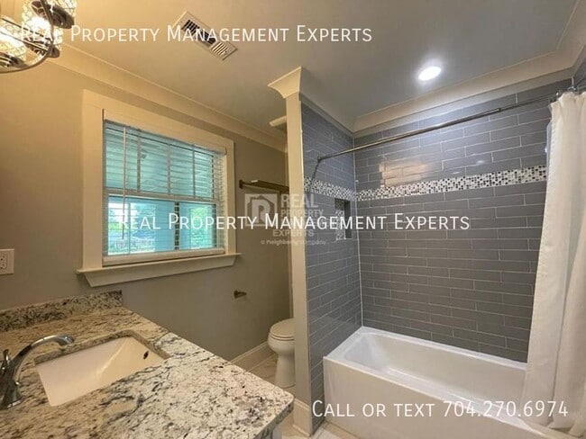 Building Photo - 2243 Shamrock Dr