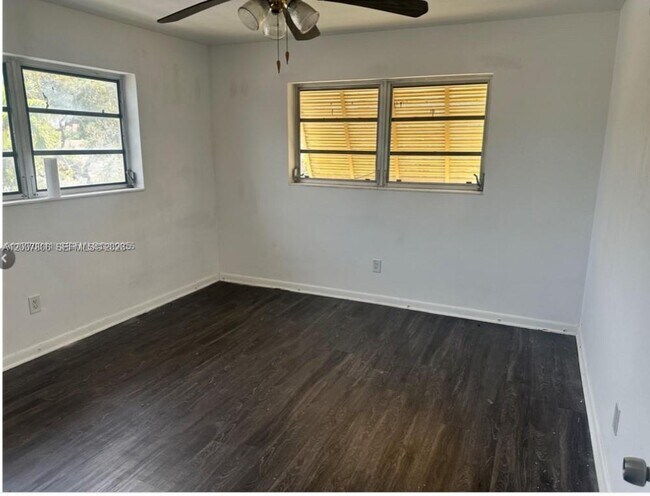 Building Photo - 1931 NE 168th St