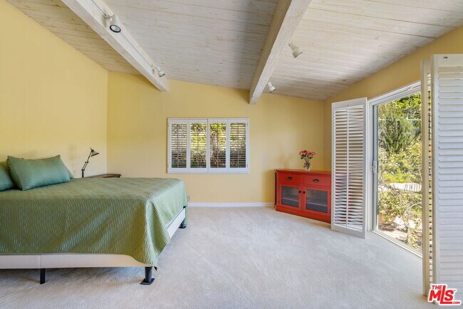 Building Photo - 1336 Bienveneda Ave