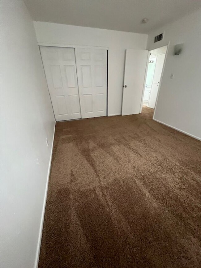 Building Photo - 728 Aster Ln