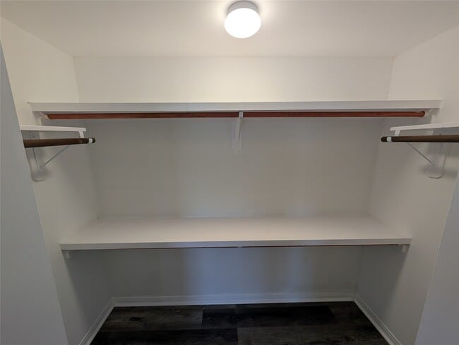 Building Photo - 2101 Fountain View Dr