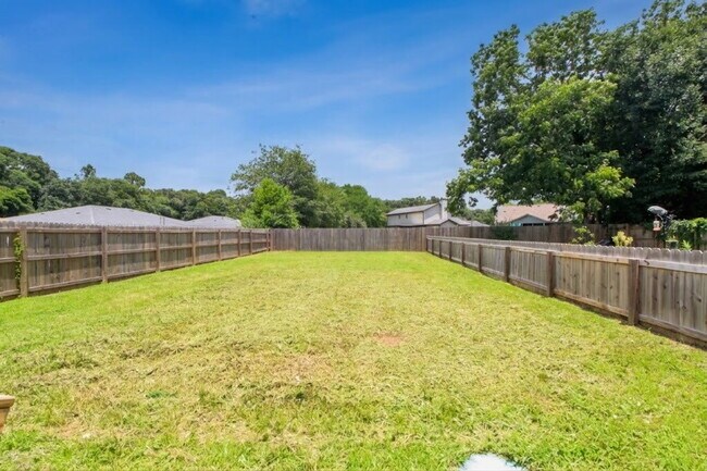 Building Photo - Spacious Bellview 2BR/1.5BA Duplex with Large New Front Deck, Fenced Backyard & Covered 2-Car Car...