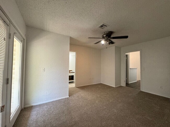 Building Photo - 1825 Sq Ft- 3 Bed/2Bath Duplex- All Appliances Included