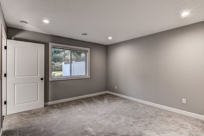 Building Photo - Like New 3 Bedroom Town Home