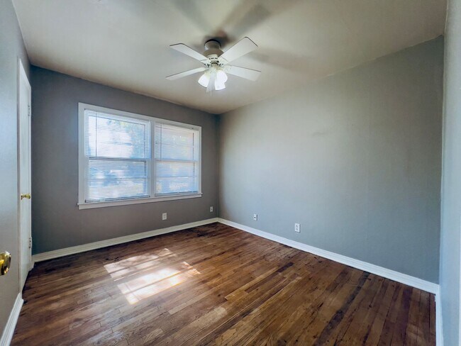 Building Photo - MOVE-IN SPECIAL: Recently Remodeled 3/2/1
