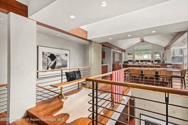 Building Photo - 706 E Hyman Ave