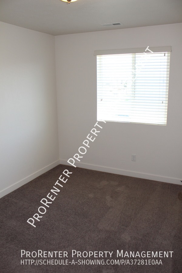 Building Photo - 1045 Stonehaven Dr