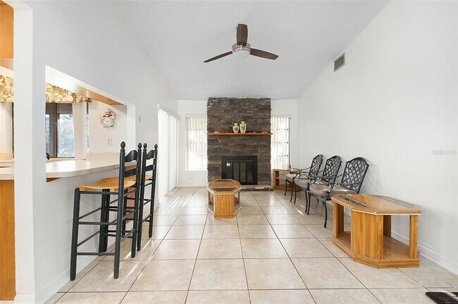 Building Photo - 712 E Flag Way