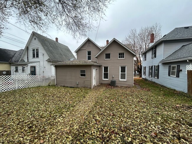 Building Photo - 3 Bedroom, 2 Bath house in East Moline