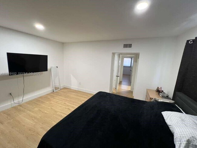 Building Photo - 1480 NE 151st St