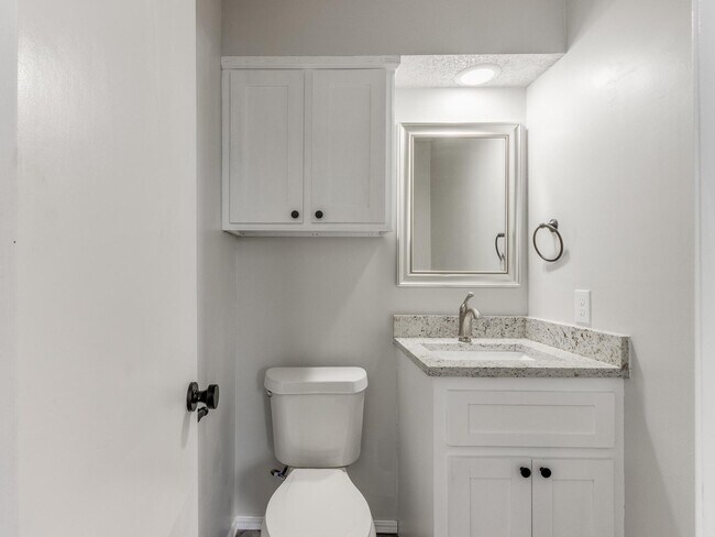 Building Photo - 5933 N Redmond Ave