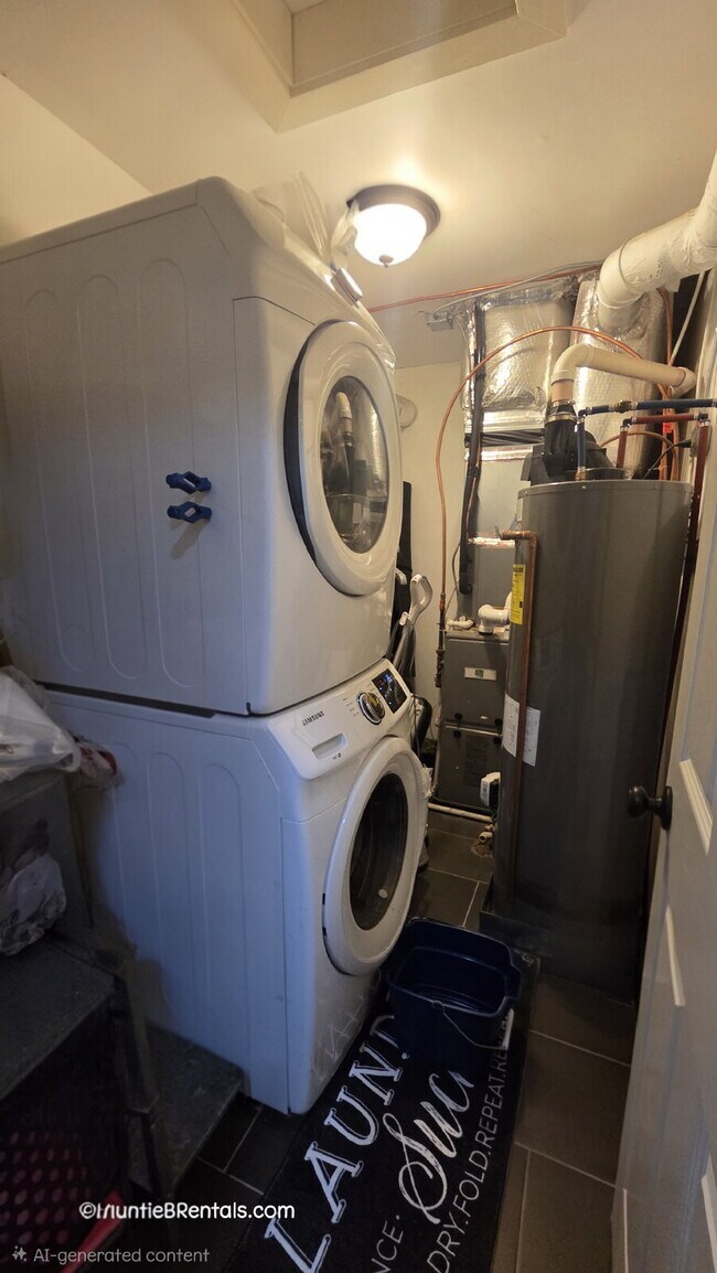 Building Photo - 2 Bed - 1 Bath Upper level unit in a triplex - Updated Unit
