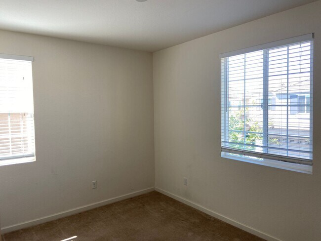 Building Photo - Close to Folsom High School! - 3 Bdrm, 2.5 bath
