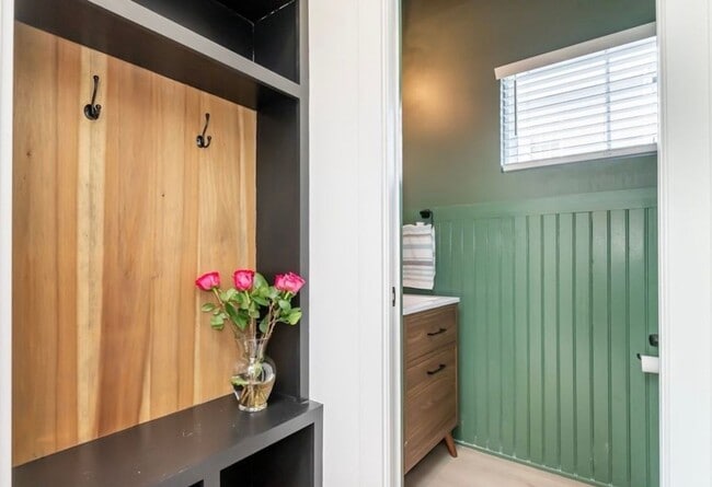 Building Photo - 3BR/2.5BA Home for Rent in Jeffersonville!  Two Car Attached Garage!