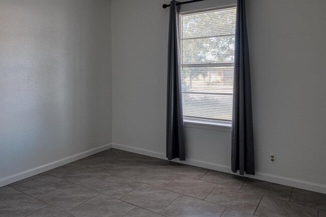 Building Photo - 3bedroom 1 bath remodeled