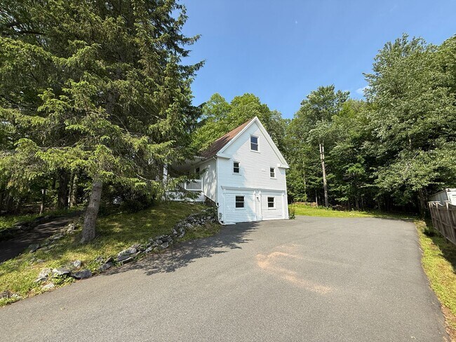 Building Photo - 17 N Maple St