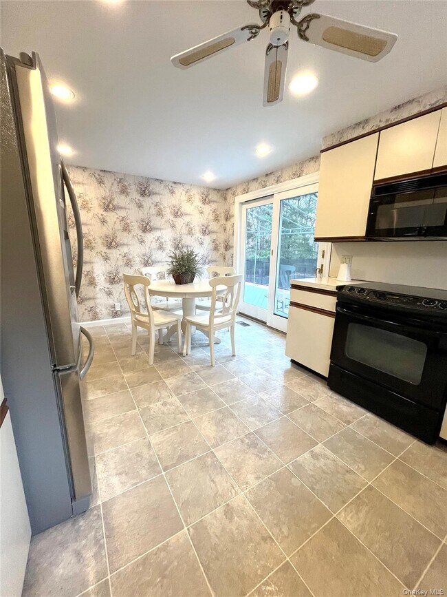 Building Photo - 25 Squires Ave