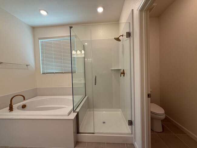 Building Photo - 3 bedroom, 2 bathroom home located in the vibrant community of Madera, CA