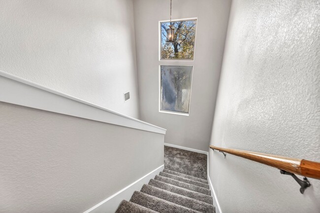 Building Photo - Gorgeous 3 bed 2 Bath detached condo in tr...
