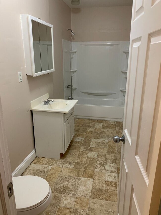 Building Photo - 168 Downs St