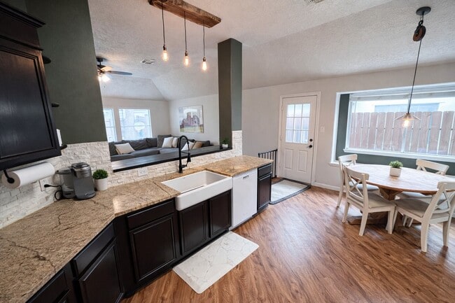 Building Photo - 21510 Forest Colony Dr