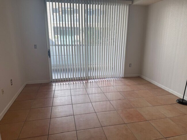 Building Photo - Charming Condo offer convinience and seclusion