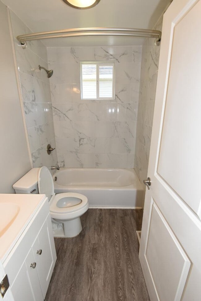 Building Photo - 14 Link St