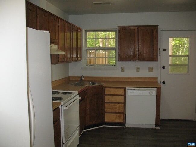 Building Photo - 270 Albert Ct