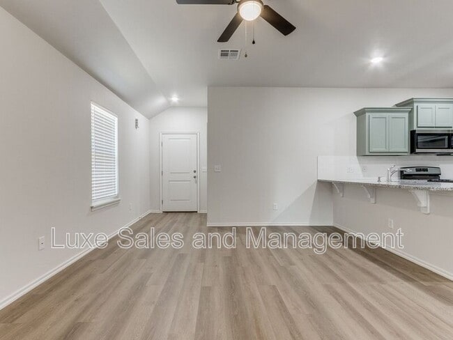 Building Photo - 1543 Pavy Pkwy