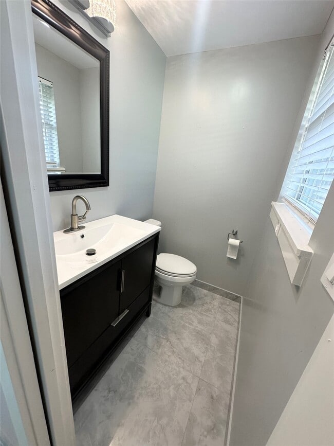 Building Photo - 10518 Pleasanton Dr