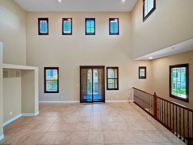 Building Photo - Bright 2BD/2BA Townhouse in Serra Mesa with Balcony, Fireplace & Resort-Style Amenities