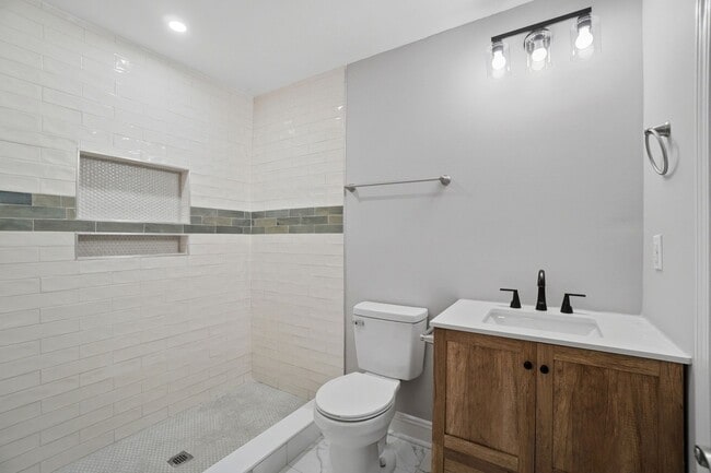 Building Photo - 930 Bond Ave