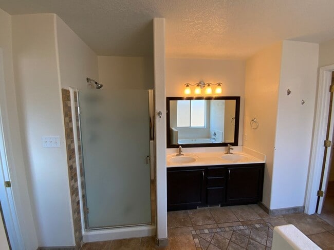 Building Photo - 4 Bedroom Home Available Near Golf Course ...