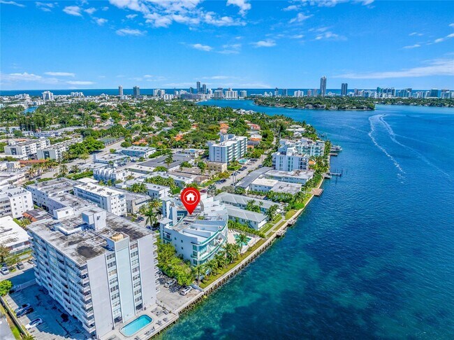 Building Photo - 2000 Bay Dr