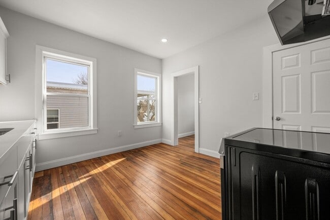 Building Photo - 53 Woodford St