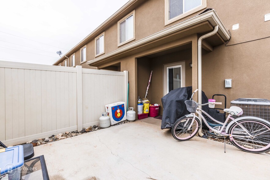Building Photo - 1000 E Bluff View Dr