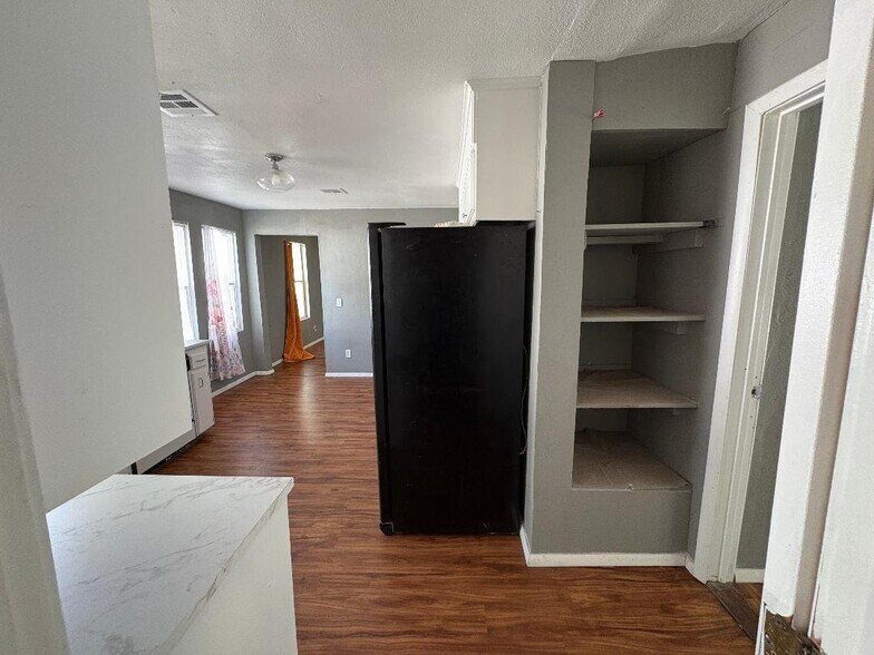 Building Photo - 307 E 3rd St