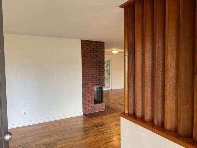 Building Photo - 3 bedroom 1 bathroom single level home!