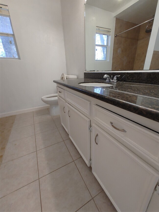 Building Photo - 633 Mosswood Dr