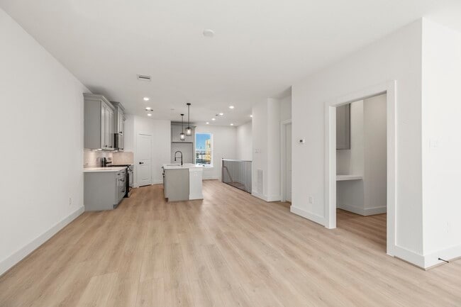 Building Photo - 6330 Del Rio St