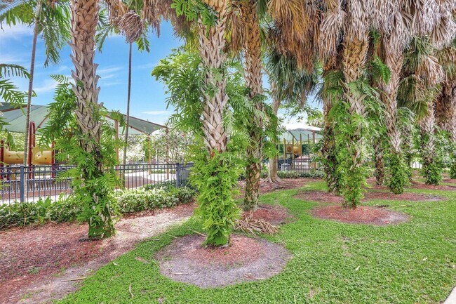Building Photo - 2651 S Palm Aire Dr