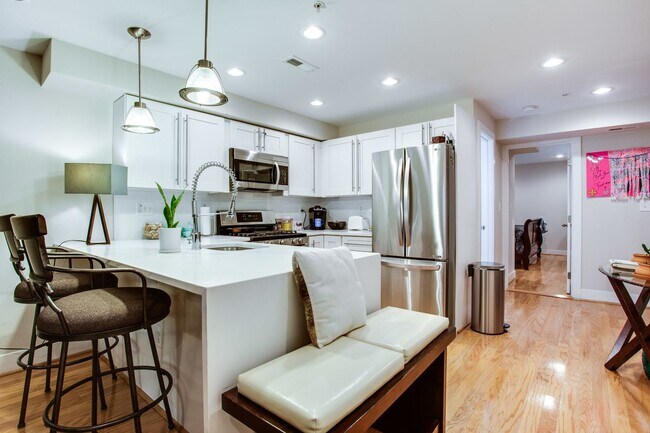 Building Photo - Cozy 1 Bedroom Apartment in Bloomingdale!