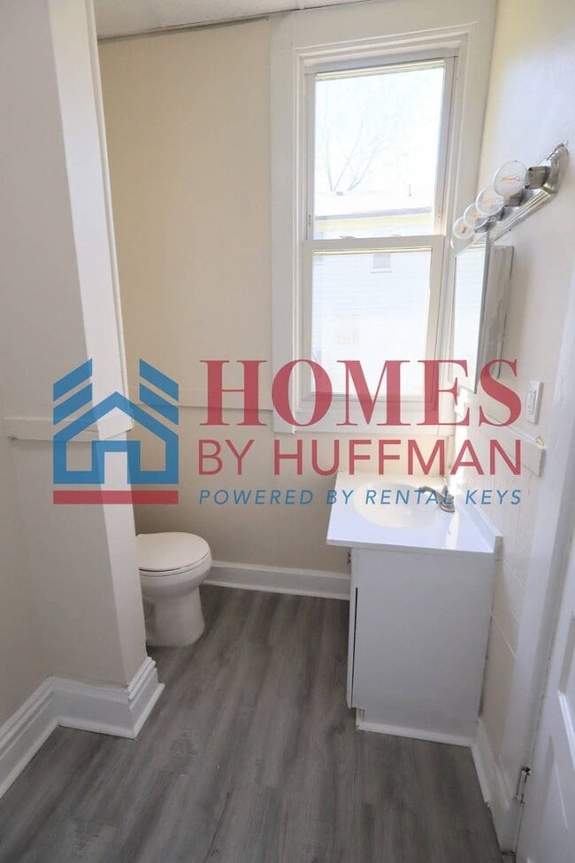 Building Photo - Three Bedroom House | Move in Ready