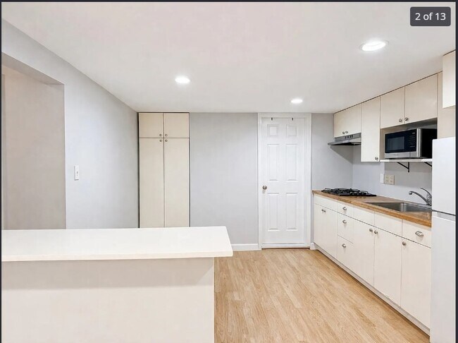 Building Photo - 528 Bennington St