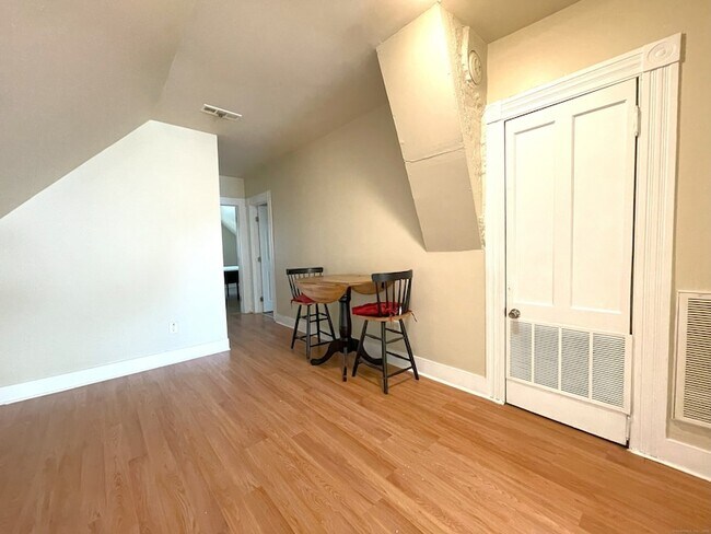 Building Photo - 196 Blatchley Ave